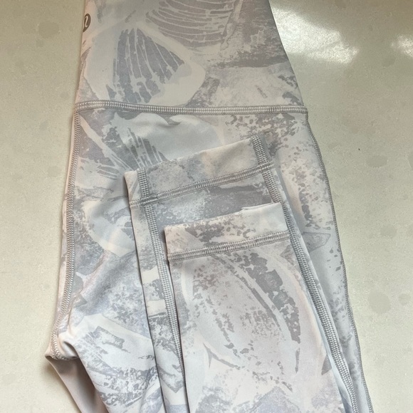 Wunder Under High Rise Tight, Tropical Shadow 25” - Picture 7 of 8